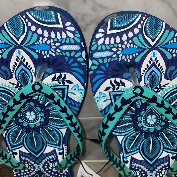NWT Vera Bradley Flip Flops - Blue Island Medallion - Women's Medium Sz 7/8 - Picture 3 of 10